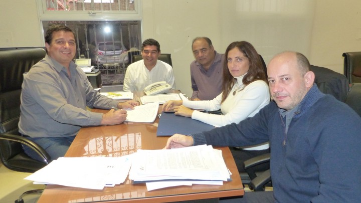 La provincia rubricó los primeros contratos para ejecutar nuevas viviendas con fondos propios