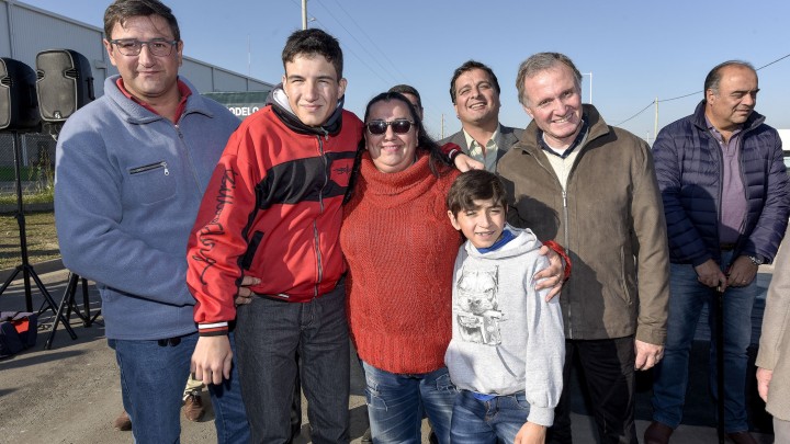 Doscientos cincuenta familias recibieron sus casas propias en Colonia Avellaneda financiadas por la Provincia y Nación