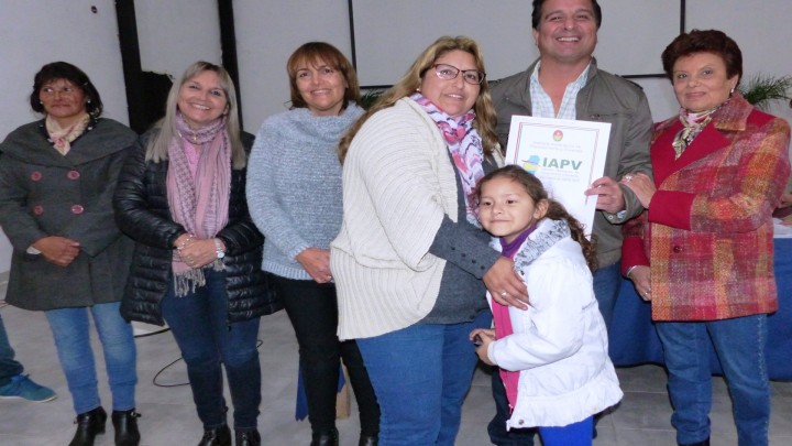 Familias de San José de Feliciano y San Víctor recibieron la escritura de sus viviendas sociales