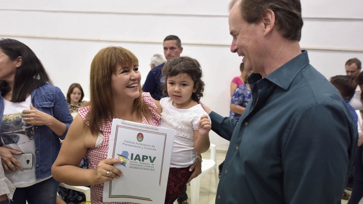 Más de 2.000 familias entrerrianas recibieron las escrituras de sus viviendas sociales