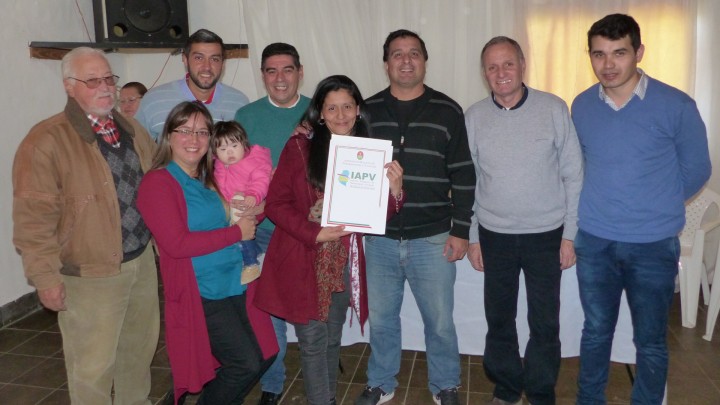 Familias de Hernandarias y Piedras Blancas recibieron las escrituras de sus viviendas