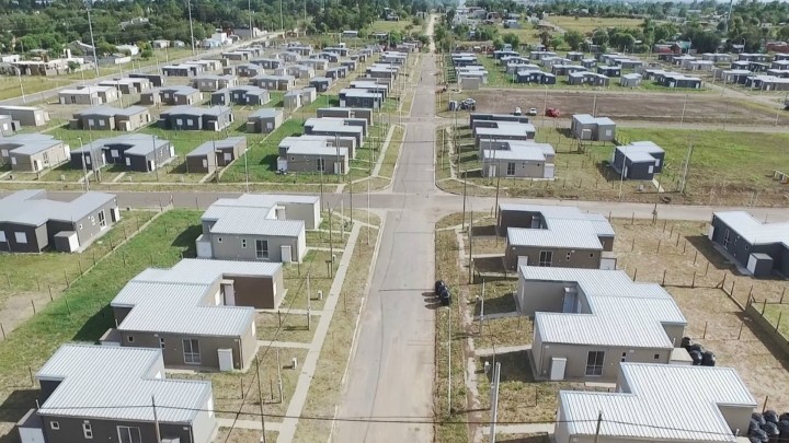 En los próximos días, 300 familias paranaenses contarán con su casa propia