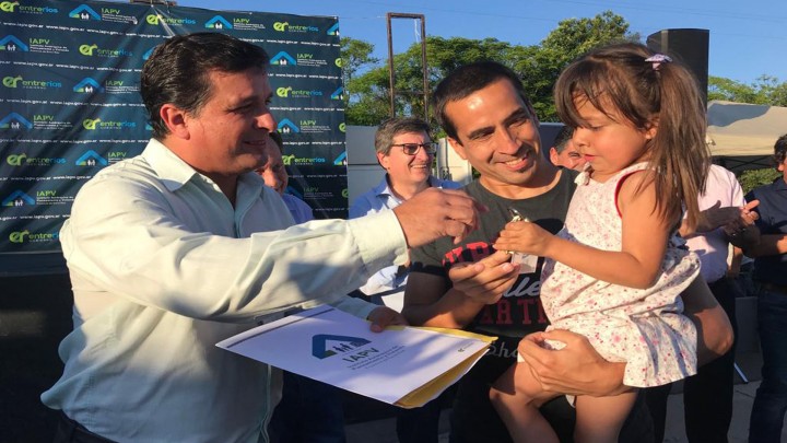 Inauguraron 300 viviendas en Paraná financiadas por la provincia y Nación