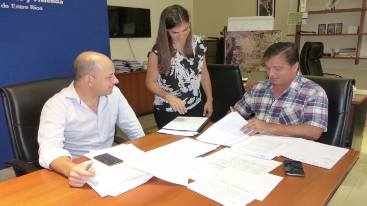 La provincia  rubricó  contrato para construir nuevas viviendas  en Basavilbaso