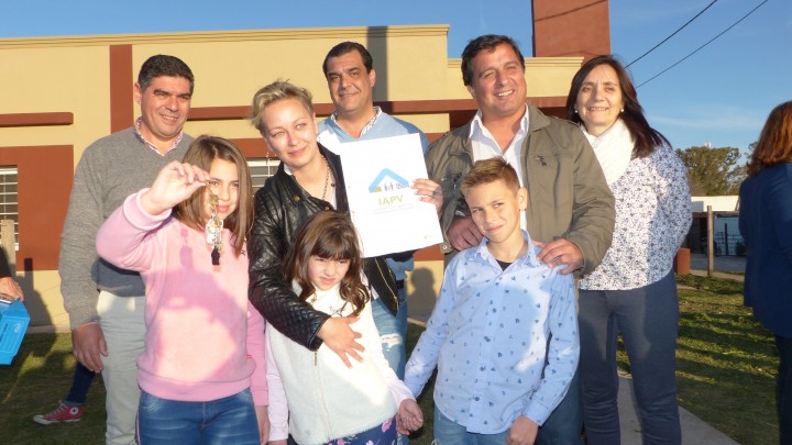 Se inauguran viviendas para docentes en Viale