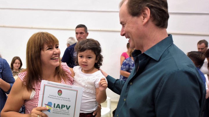 4000 familias entrerrianas ya cuentan con las escrituras de sus viviendas sociales