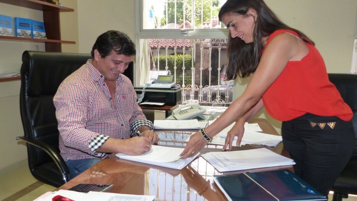 Rubricaron contrato para construir nuevas viviendas en La Criolla  con recursos provinciales