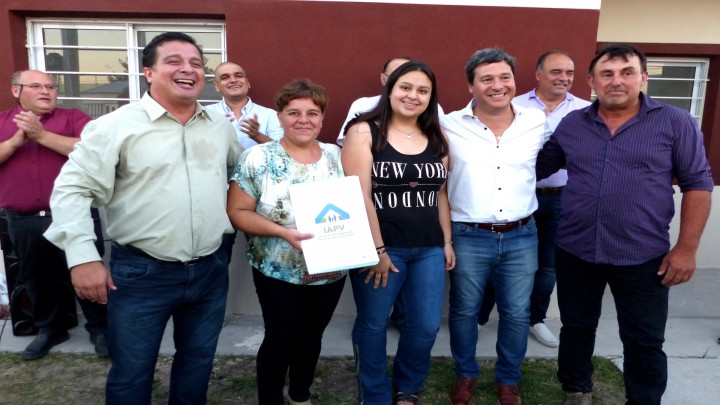 Se inauguran viviendas para docentes privados en Viale