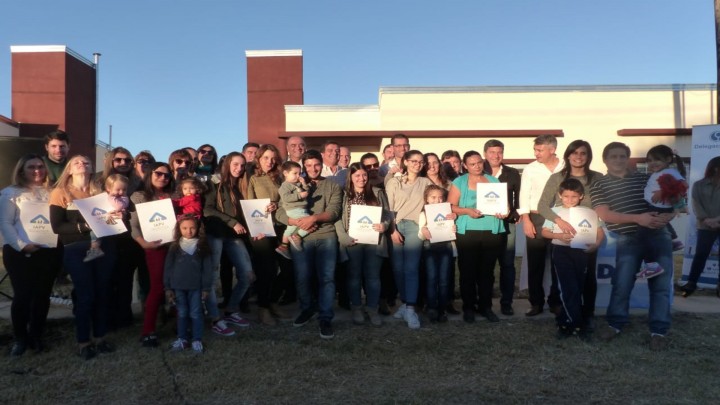 En Viale 10 familias de docentes privados  accedieron a la casa propia