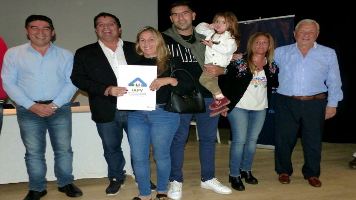 El gobierno provincial entregó escrituras de viviendas  sociales a familias de Basavilbaso y Concepción del Uruguay