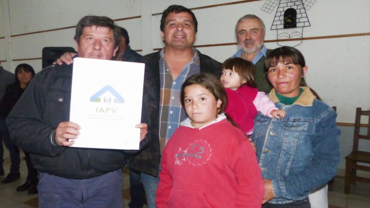 Treinta y nueve  familias de Rosario del Tala  cuentan con las escrituras de sus viviendas sociales