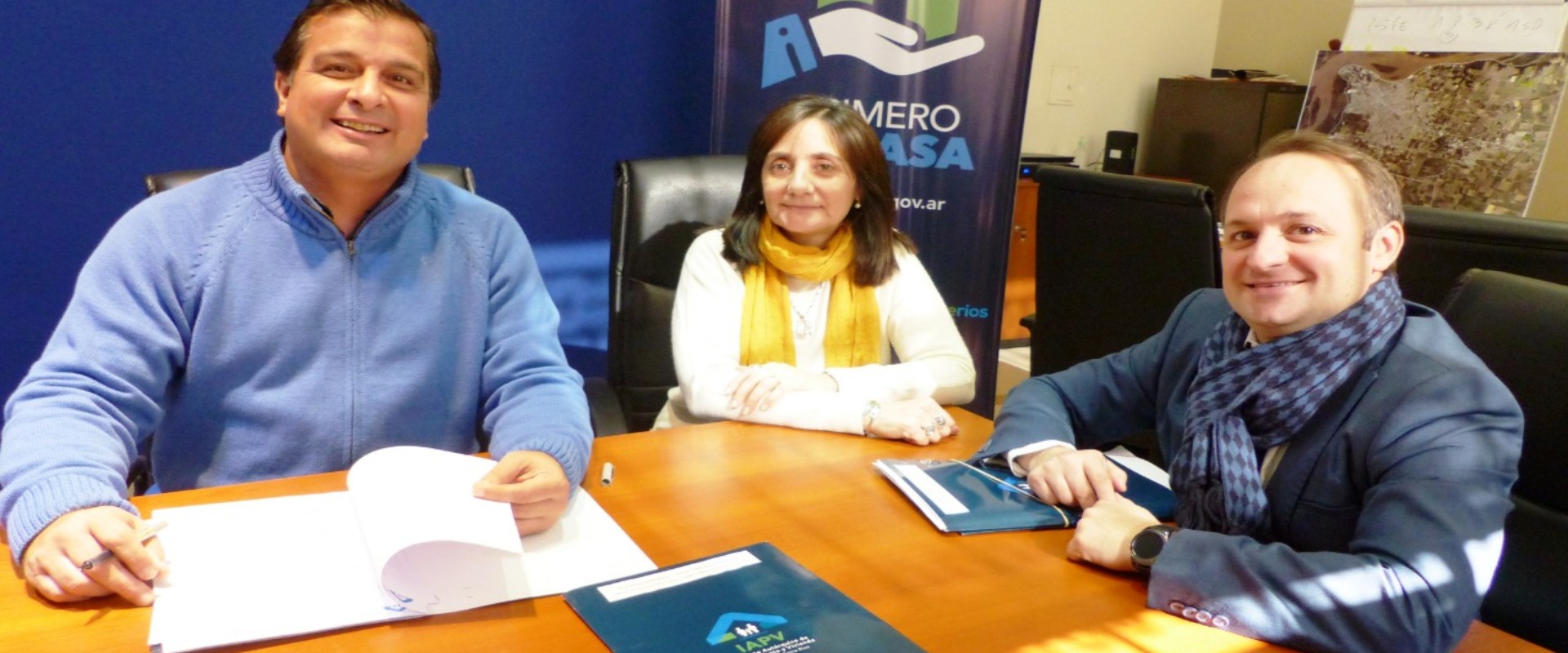 La provincia rubricó el contrato para la terminación  de  viviendas en El Pingo