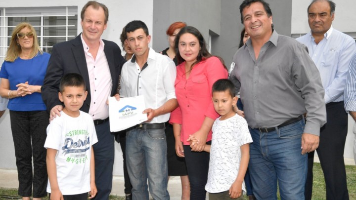 Se inauguran viviendas para docentes en Gualeguaychú