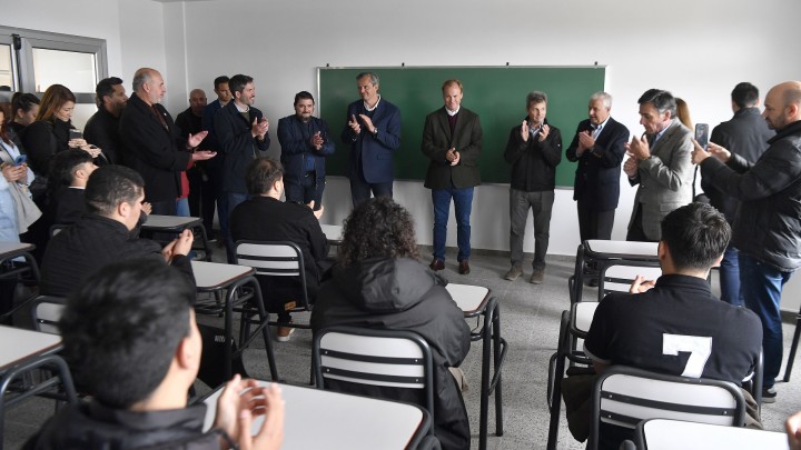 Bordet inauguró una escuela técnica, jardines y viviendas en Concepción del Uruguay