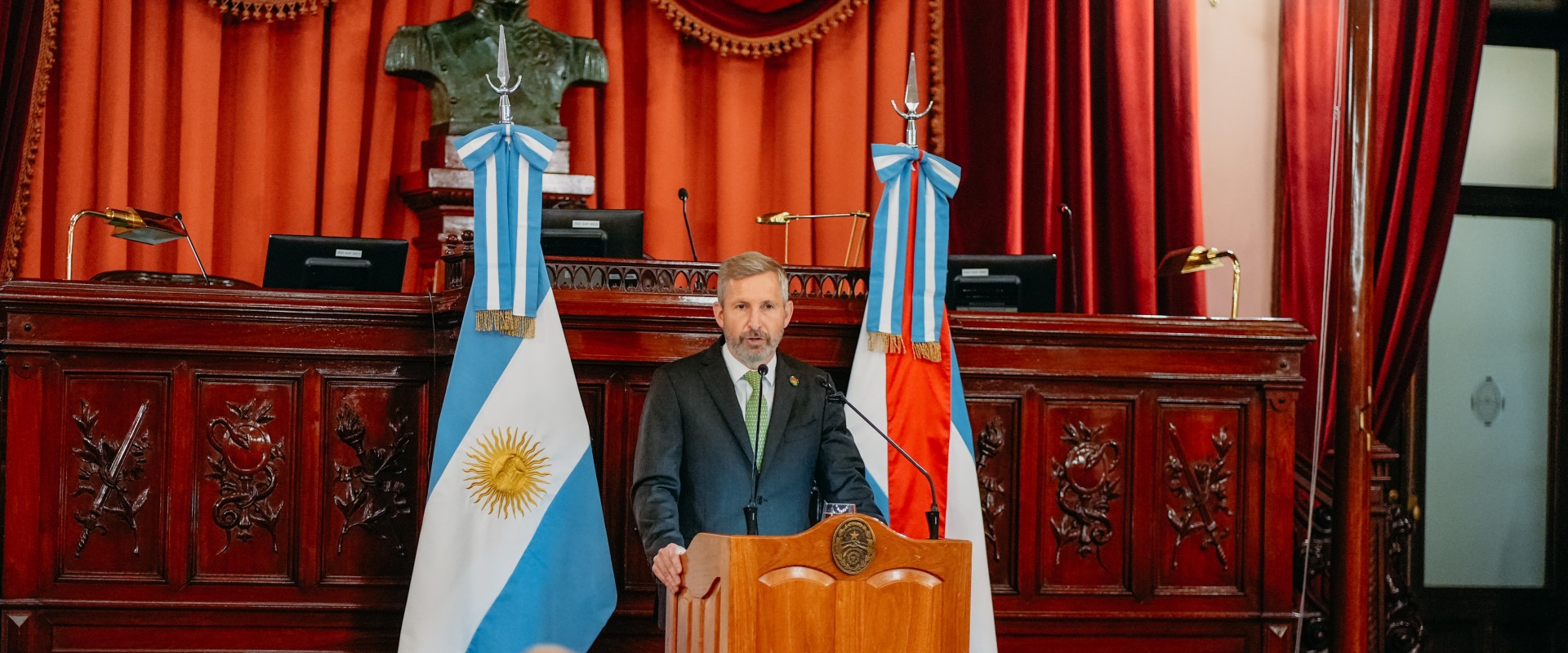 Frigerio presentó el presupuesto 2025 y anunció la baja del déficit provincial