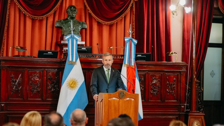 Frigerio presentó el presupuesto 2025 y anunció la baja del déficit provincial