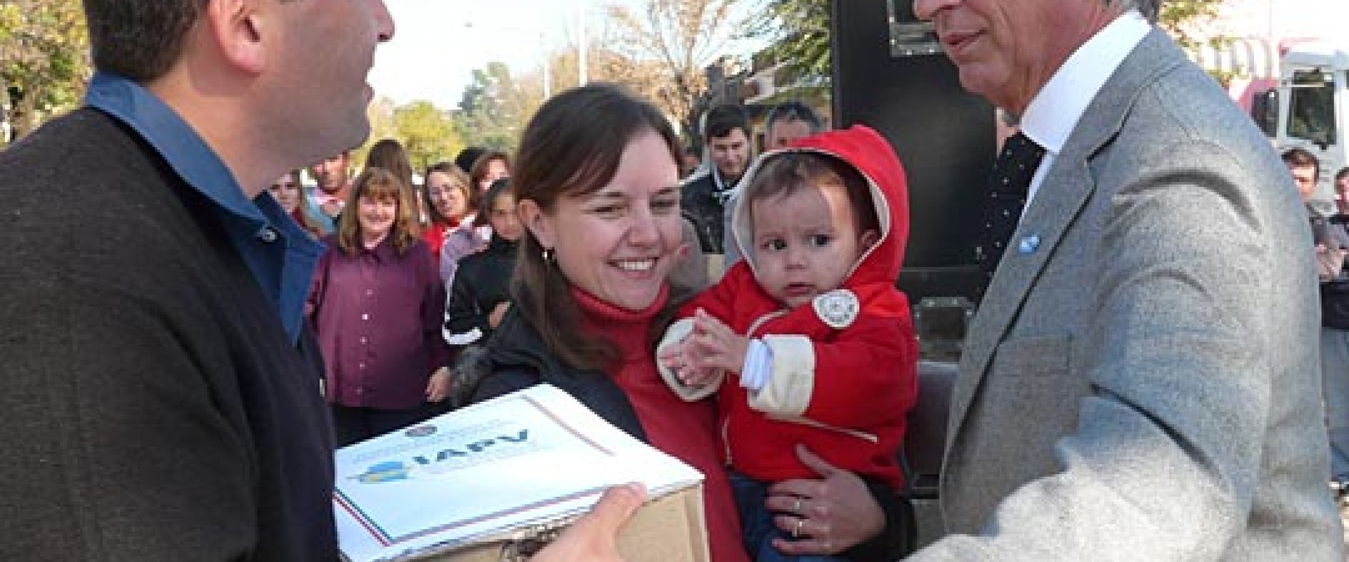 Diez familias de Lucas González recibieron las llaves de su nueva vivienda