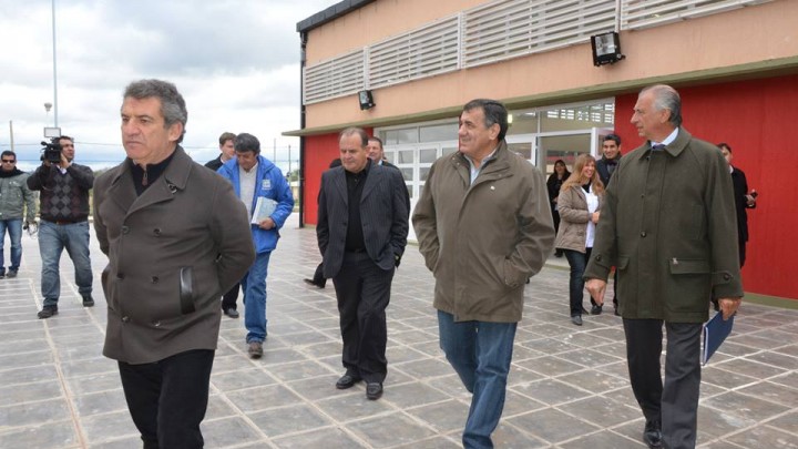 Urribarri inauguró tres establecimientos educativos en Colonia Avellaneda