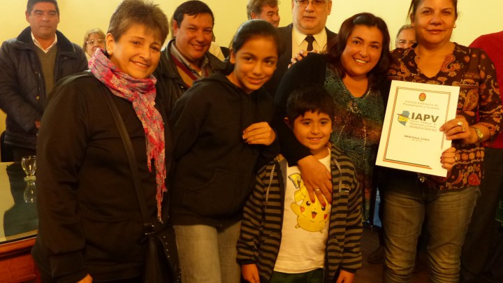 Veinte familias de docentes de Gualeguaychù recibieron su casa propia