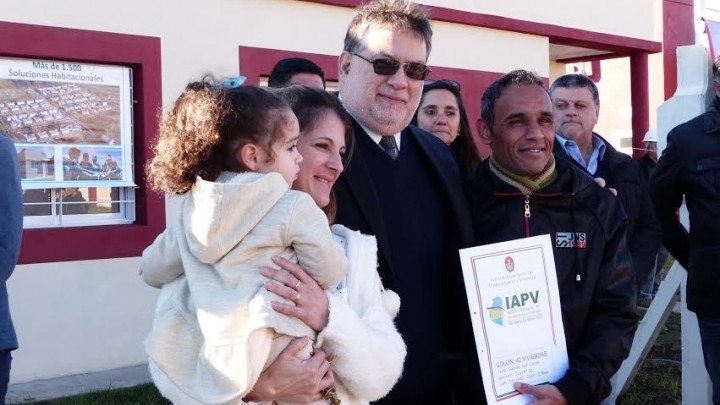 Cuarenta familias de Colón recibieron su casa